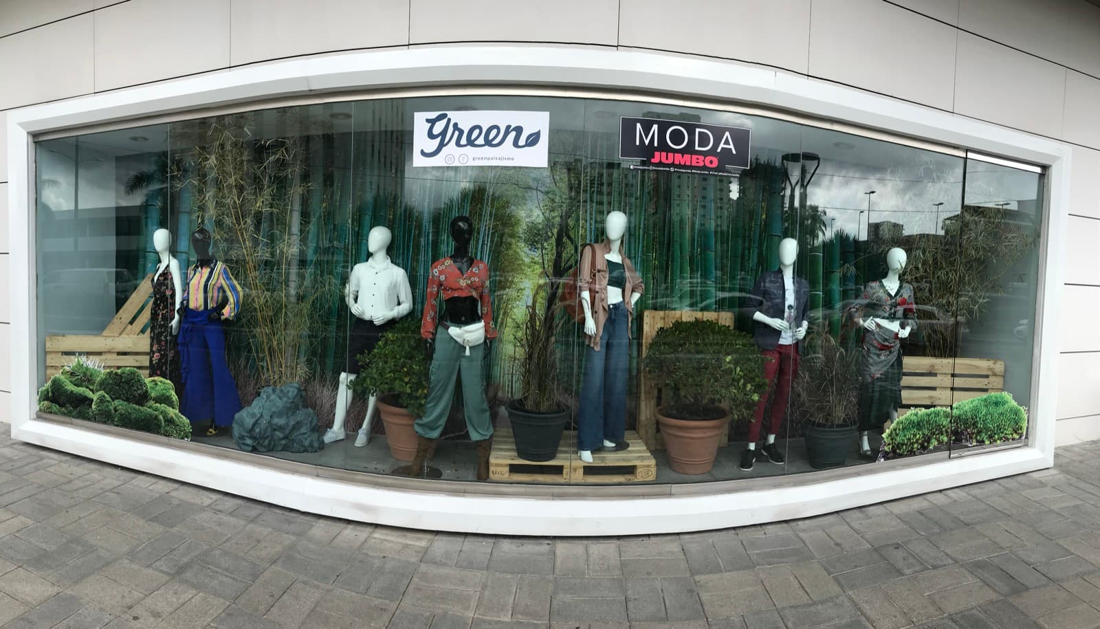Aeropostale — side wall with seasonal promotional signage